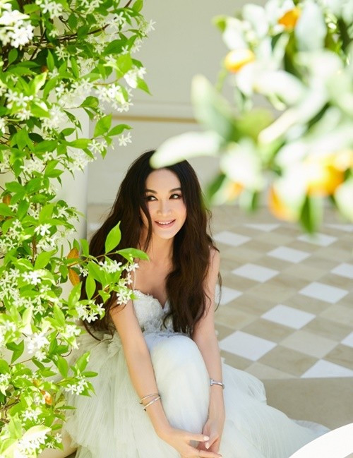 Ôn Bích Hà vào showbiz từ năm 15 tuổi. Ngoài Đát Kỷ Trụ Vương, cô từng đóng phim: Mối hận Kim Bình, Biến động kinh hồn, Cuối đường cuồng nộ, Bông hồng lửa, Loan đao phục hận...Ảnh: Weibo Ôn Bích Hà.