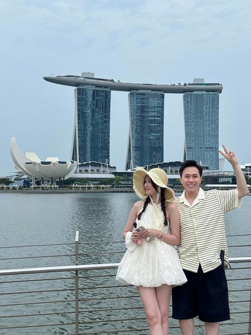 Anh Phạm từng chia sẻ trên VOV, Anh Đức giỏi hơn cô rất nhiều. "Tôi luôn tự nhủ mình phải nỗ lực mỗi ngày, để không bị chênh lệch quá nhiều so với anh, so với sự công nhận của chính bản thân mình và của chồng mình dành cho tôi", nữ diễn viên bày tỏ. Ảnh: FB Anh Phạm.