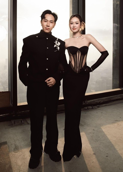Mới đây, tham gia một sự kiện thời trang, Anh Đức - Anh Phạm ăn mặc đồng điệu. Cặp đôi diễn viên diện trang phục cùng tông màu đen. Ảnh: FB Anh Phạm.