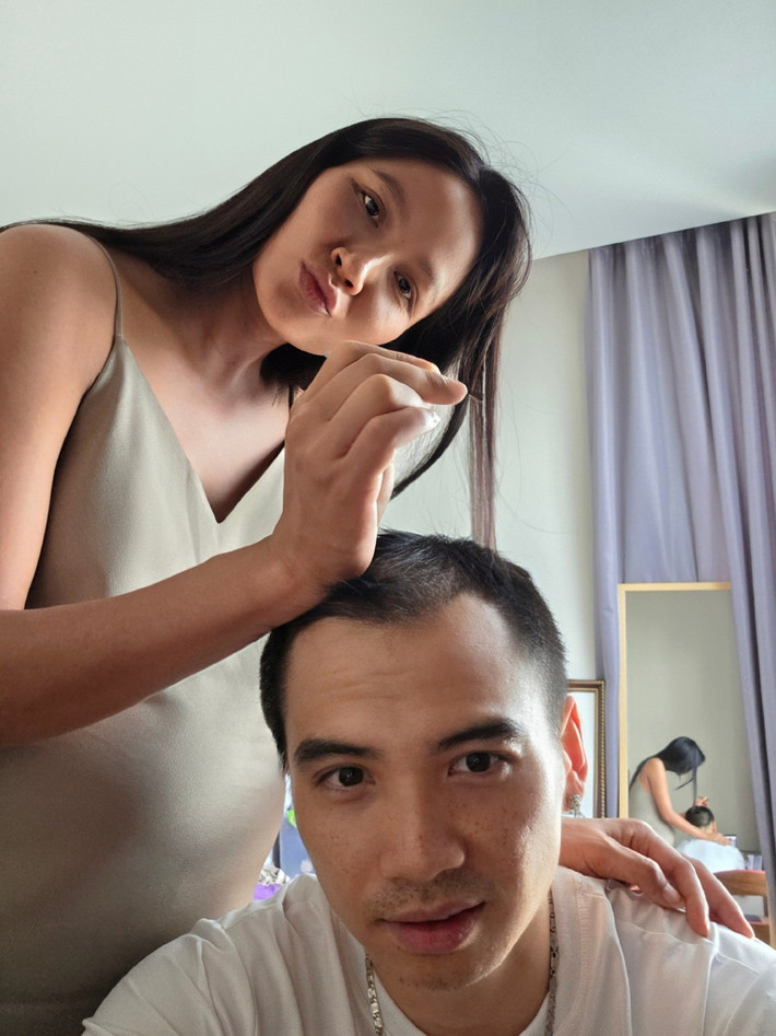 Tuấn Khôi - chồng H'hen Niê luôn quan tâm, chăm sóc nàng hậu.