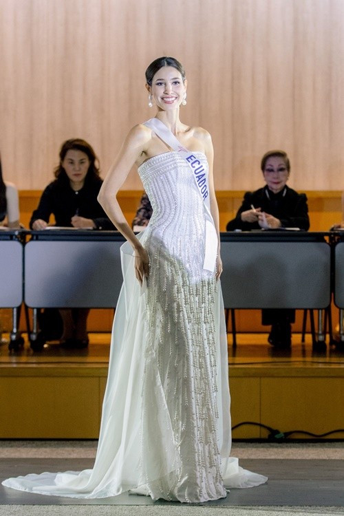 Eunice Rivadeneira - mỹ nhân Ecuador khoe vẻ đẹp ngọt ngào với trang phục dạ hội cúp ngực lộng lẫy. Ảnh: Miss International.