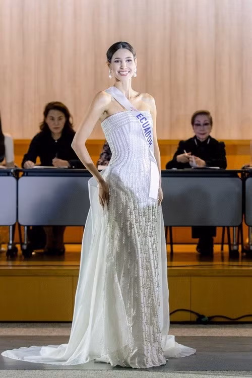 Eunice Rivadeneira - mỹ nhân Ecuador khoe vẻ đẹp ngọt ngào với trang phục dạ hội cúp ngực lộng lẫy. Ảnh: Miss International.