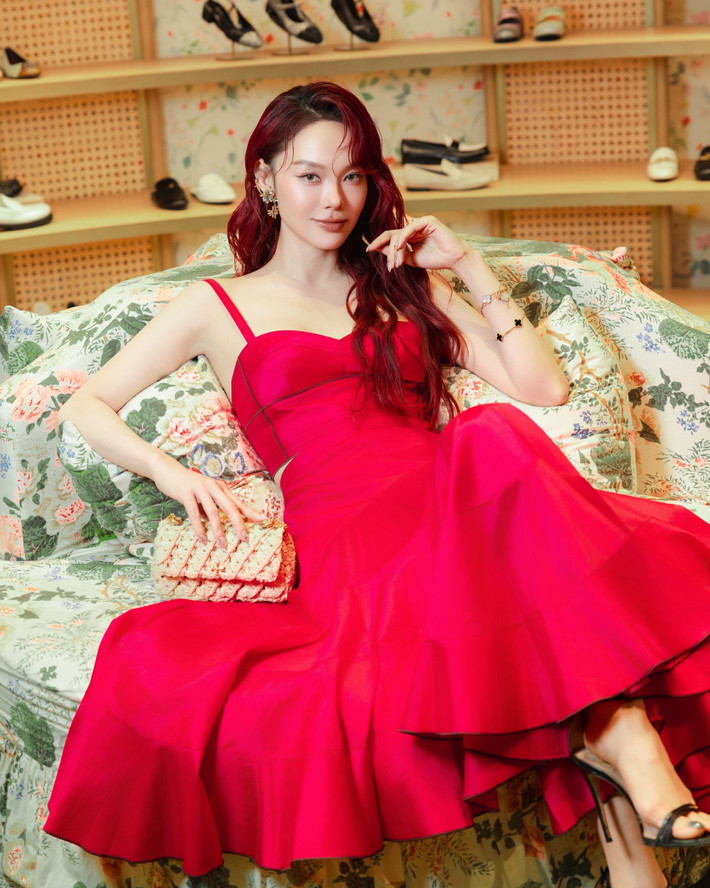 Ngoài ca hát, đóng phim, Minh Hằng còn đắt show quảng cáo. Ảnh: Instagram Minh Hằng.