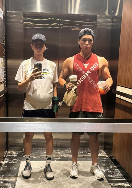 Huy Trần bắt chước biểu cảm của Ngô Thanh Vân trong thang máy. Ảnh: FB Huy Trần.