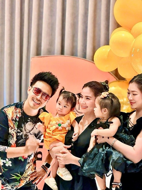 Hai ái nữ nhà Kha Ly và Thanh Trúc đều xinh xắn, đáng yêu. Ảnh: FB Kha Ly.