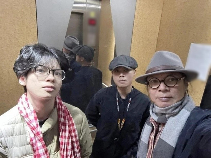 Chia sẻ về con trai đầu lòng, nam đạo diễn cho biết: “Trần Hoàng lúc nhỏ không thích đi với bố. Nó nói ngồi với bố chẳng thoải mái gì, toàn bị người khác nhìn ngó, khó chịu. Sau này, khi đã lớn lên một chút, Trần Hoàng bắt đầu hiểu và thông cảm với bố hơn. Hai bố con lại sát cánh với nhau, lại cà phê quán xá”. Ảnh: Znews.