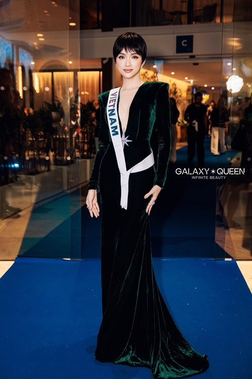 Để tóc cá tính, Hương Giang diện đầm xẻ ngực sâu. Ảnh: Galaxy Queen.