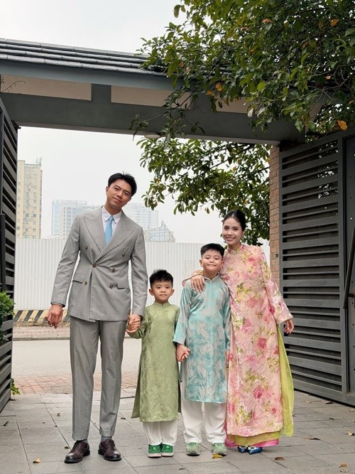 Theo Kiều Anh, khó có khái niệm một tình yêu hoàn hảo, vì không có thước đo nào giống nhau. Tuy nhiên vẫn có cách hoàn hảo hóa tình yêu mình đang có theo kim chỉ nam mà mỗi người tự đúc kết qua từng ngày, tháng, năm. "Nhìn lại cả chặng hành trình thấy mình đã yêu thương hết mực, tôn trọng hết sức, gắn bó hết lòng... thế là đủ hạnh phúc rồi", nữ ca sĩ trải lòng. Ảnh: Instagram Kiều Anh.