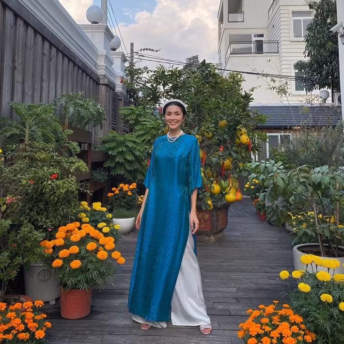 Nữ diễn viên thường để tóc thẳng tự nhiên hoặc búi gọn, kết hợp trang điểm nhẹ nhàng, tôn làn da và đường nét gương mặt.