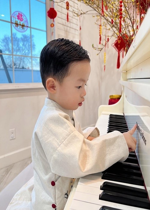 Bé Apollo ngày càng kháu khỉnh và thích đánh đàn. Ảnh: Instagram Phạm Hương.