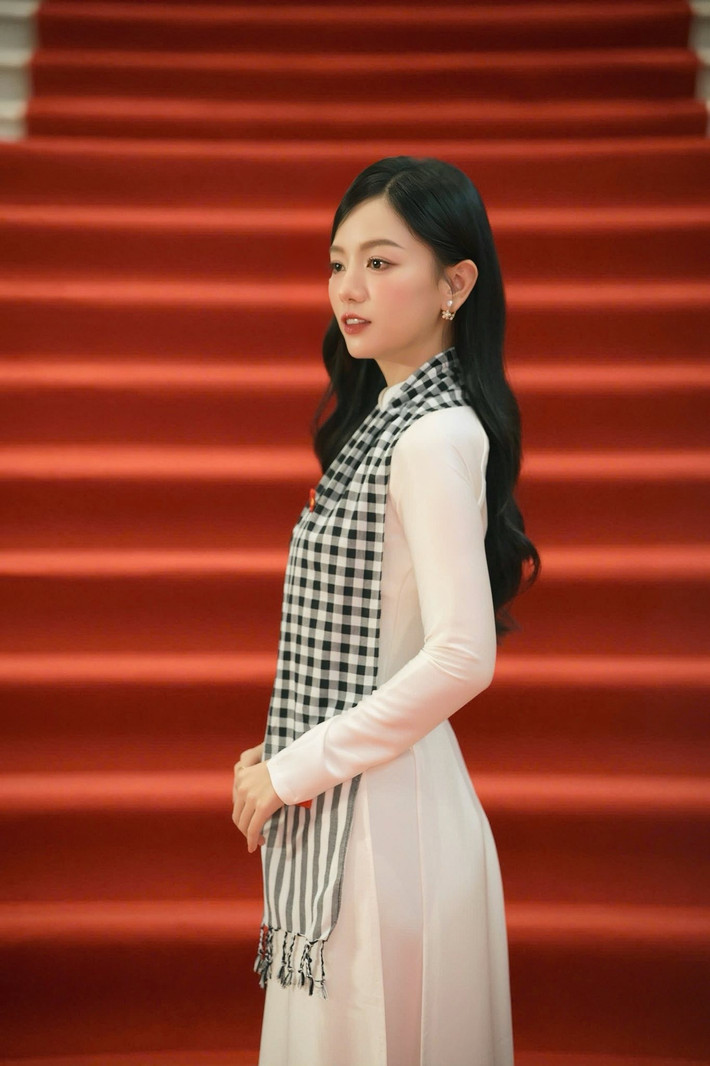 Trong một phân cảnh Mưa đỏ, Hạ Anh đã ngất vì vừa lạnh vừa xúc động. Ảnh: FB Lê Hạ Anh.