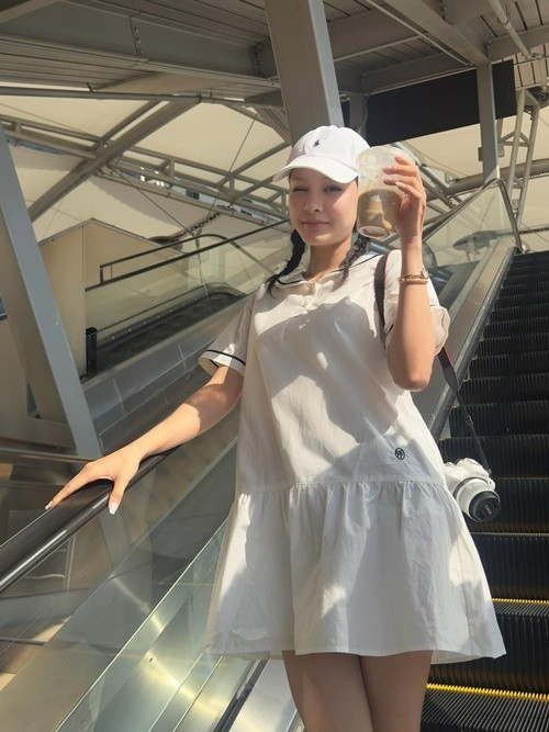 Nữ ca sĩ lựa chọn phong cách thoải mái thay vì trang phục bó sát như khi đi diễn, tham gia sự kiện. Ảnh: FB Hiền Hồ.