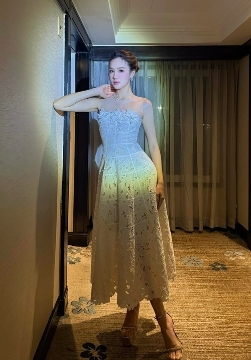 Mới đây, tham gia một sự kiện liên quan đến Giáng sinh, đại diện Việt Nam diện váy ren quyến rũ. Ảnh: FB Trịnh Mỹ Anh.