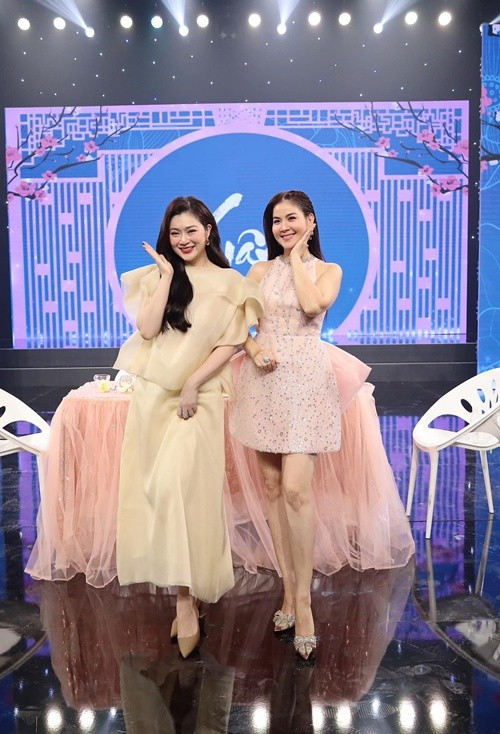 Kha Ly hài hước hỏi Thanh Trúc: "Tại sao em không đặt tên con em là Ly Kỳ đi, quá hay và độc lạ". Thanh Trúc đáp lại đồng nghiệp:"Tên con em chưa đủ Kỳ hả Ly?". Ảnh: FB Thanh Trúc.