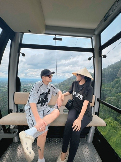 Dịp sinh nhật Tăng Khánh Chi vào năm 2025, Quang Minh gửi lời nhắn nhủ ngọt ngào đến bạn gái kém anh 37 tuổi. "Hôm nay ngày 2/8 là thêm được 1 tuổi rồi nha cô nương Tăng Khánh Chi. Chồng chúc mẹ Tin lúc nào cũng tươi trẻ yêu đời, khỏe mạnh và hạnh phúc”, nam diễn viên viết.