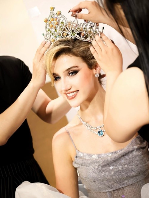 "Yêu các bạn vô cùng và rất biết ơn vì con đường chúng ta đã cùng nhau đi", Jessica nhắn nhủ các á hậu Miss Earth 2024.