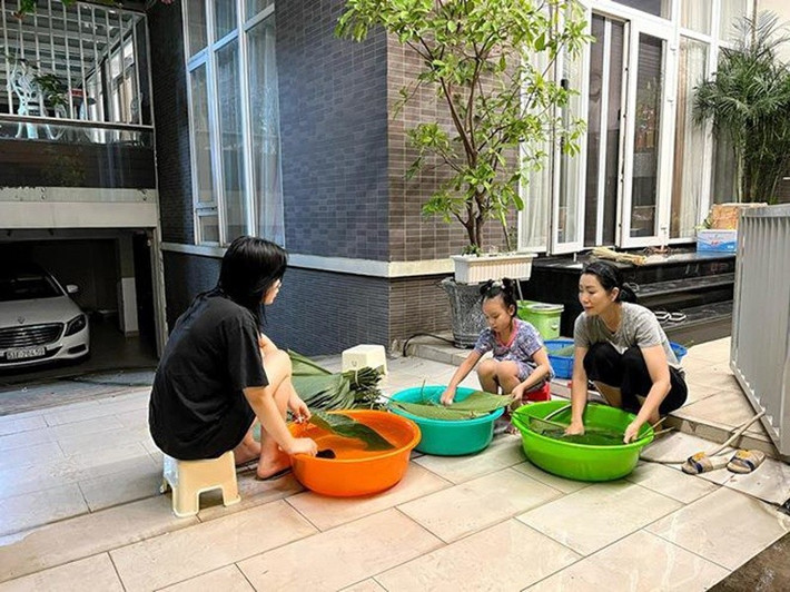 Các thành viên trong gia đình vừa gói bánh, vừa trò chuyện rôm rả, chia sẻ những câu chuyện của năm cũ, tạo nên phút giây sum vầy đáng nhớ. Ảnh: FB Trịnh Kim Chi.