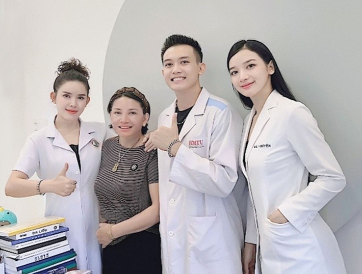 Ta Bi từng chia sẻ trên Vietnamnet, mẹ của anh từng rất vất vả, phải lao động để nuôi 3 người con và đóng tiền học cho chồng. Ảnh: Gia Lai Online.