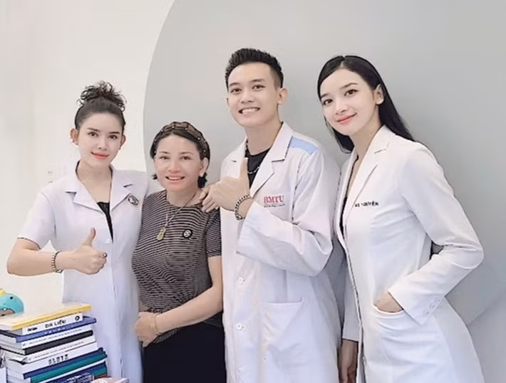 Ta Bi từng chia sẻ trên Vietnamnet, mẹ của anh từng rất vất vả, phải lao động để nuôi 3 người con và đóng tiền học cho chồng. Ảnh: Gia Lai Online.