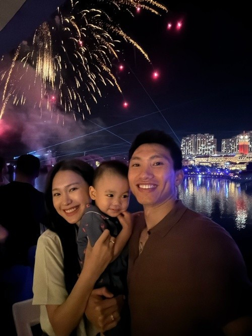 Rời xa hình ảnh lộng lẫy thường thấy, Doãn Hải My gây thiện cảm với hình ảnh người phụ nữ hướng về gia đình, chăm sóc tổ ấm nhỏ một cách chỉn chu.