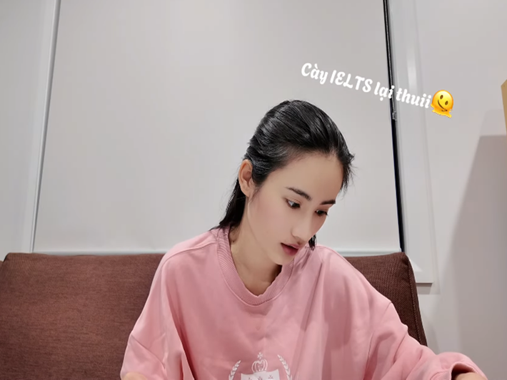 Ở Australia, Ý Nhi chăm chỉ học tập. Cô khoe ôn luyện IELTS. Ảnh: Youtube Ý Nhi.