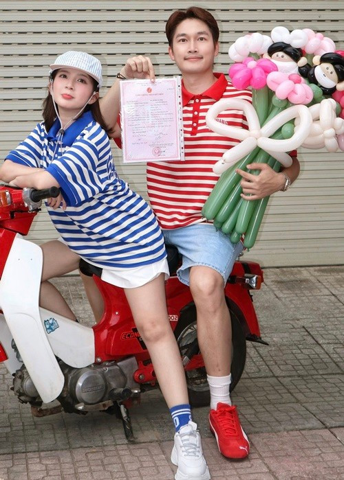 Không lâu sau khi thừa nhận hẹn hò, Đình Tú và Ngọc Huyền đăng ký kết hôn. Trước nghi vấn cưới chạy bầu, đôi uyên ương phủ nhận. Ảnh: FB Ngọc Huyền.