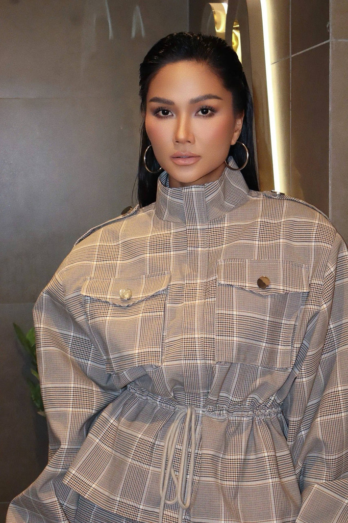 Sau đăng quang, H’Hen Niê tham gia nhiều show thời trang, chương trình truyền hình và các dự án giải trí, nhưng luôn giữ nhịp độ vừa phải. Nàng hậu ưu tiên chất lượng, giá trị lâu dài thay vì xuất hiện dày đặc.