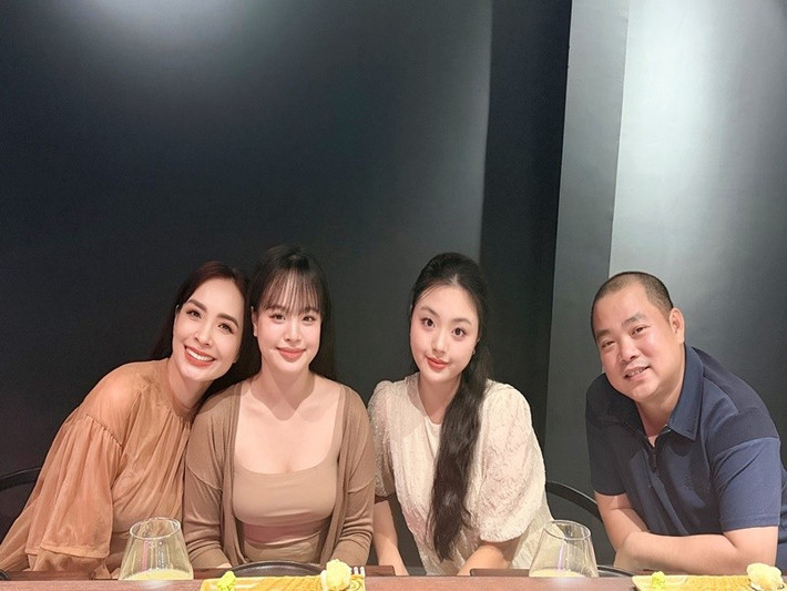 Hai con của Thúy Hạnh – Minh Khang được nhận xét ngày càng lớn, ngoan ngoãn và tự tin. Gia đình bốn người thường xuyên xuất hiện cùng nhau trong nhiều hoạt động đời sống, tạo nên hình ảnh một tổ ấm hạnh phúc, gắn bó.