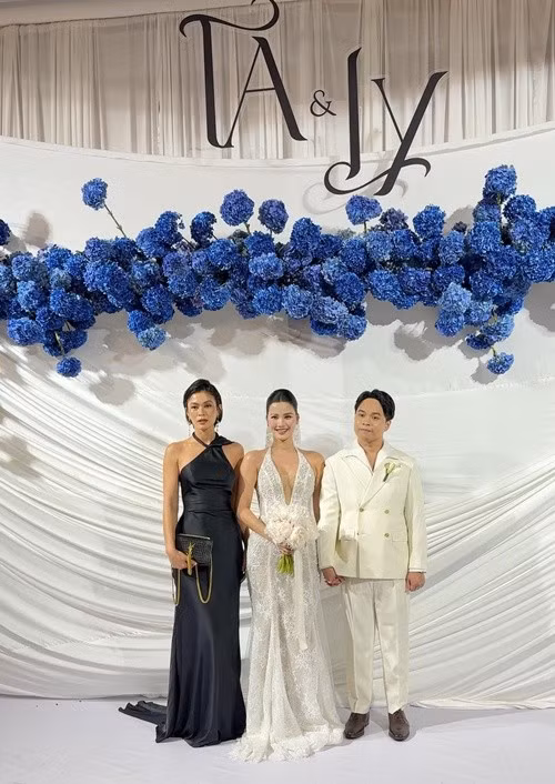 Á hậu Mâu Thuỷ diện đầm đen gợi cảm, đến chúc mừng Hương Ly lên xe hoa. Ảnh: FB Mâu Thuỷ.