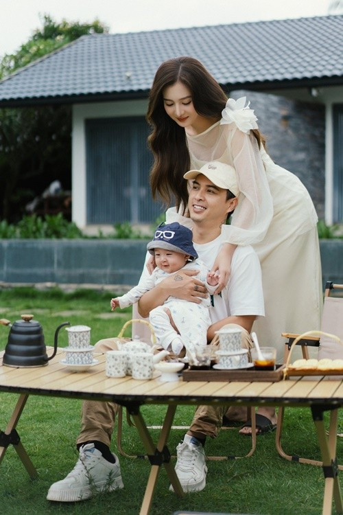 Nam ca sĩ và vợ kém tuổi đã đăng ký kết hôn và tổ chức lễ ăn hỏi cách đây 2 năm. Ảnh: FB Tuệ Như.