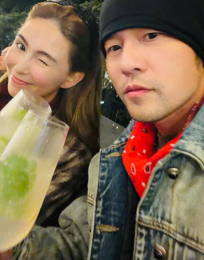 Dịp đầu năm 2026, chia sẻ hình ảnh bên vợ, Châu Kiệt Luân bày tỏ: "Mong gia đình tôi luôn bình an, nhiều sức khỏe. Mong cuộc sống diễn ra thật dịu dàng, không vội vã, không gượng ép". Ảnh: Instagram Châu Kiệt Luân.