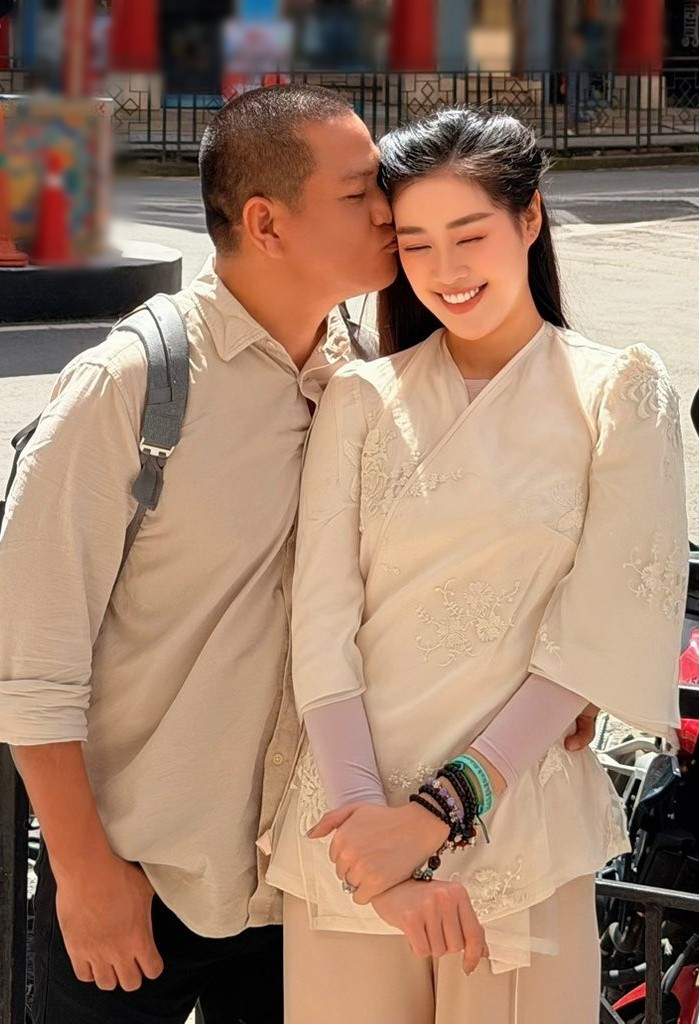 Vợ chồng Khánh Vân từng bày tỏ mong muốn có con trai hay con gái. "Trai hay gái đều được hết, đều thương và cưng như nhau. Nếu như bây giờ mình nói thích con trai hơn hay con gái hơn, thì lúc sinh ra không đúng như ý rồi sau này con nghe tổn thương thì sao?”, Người Đưa Tin dẫn lời nhiếp ảnh gia Nguyễn Long. Ảnh: FB Khánh Vân.