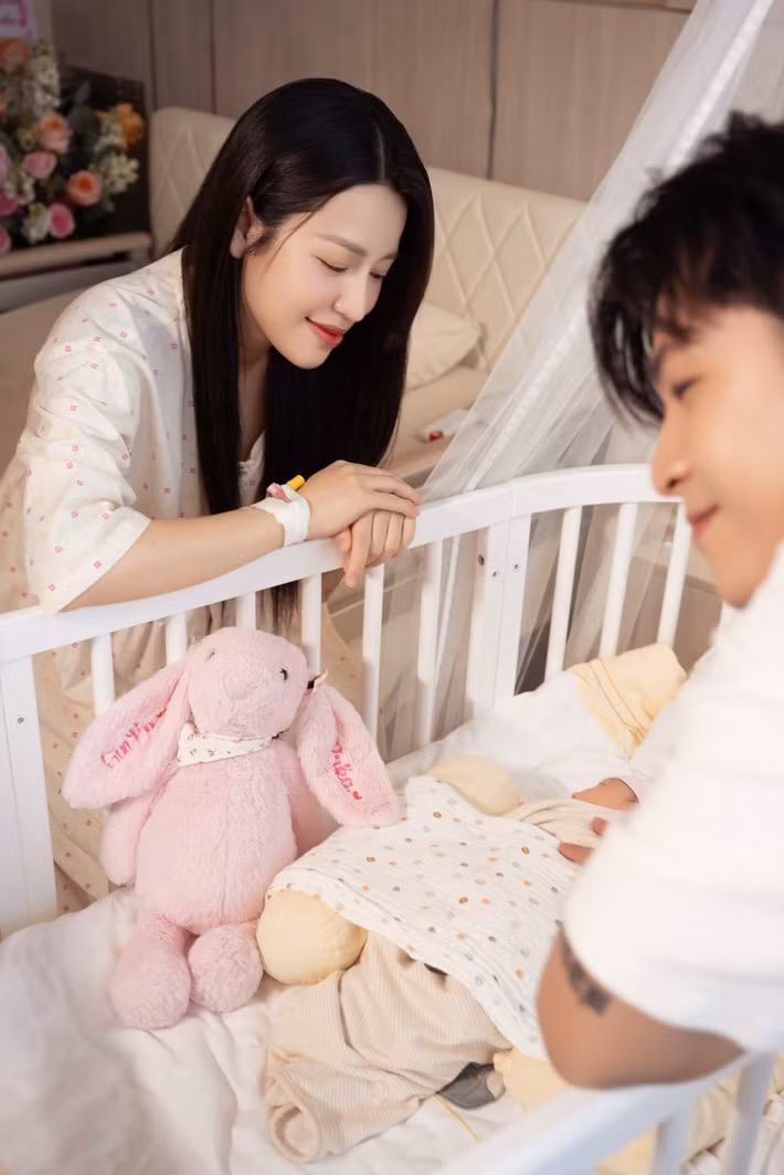 Puka và Gin Tuấn Kiệt chưa tiết lộ giới tính của con đầu lòng. Cặp đôi cũng giữ kín hình ảnh thiên thần nhỏ của mình. Ảnh: Instagram Puka.