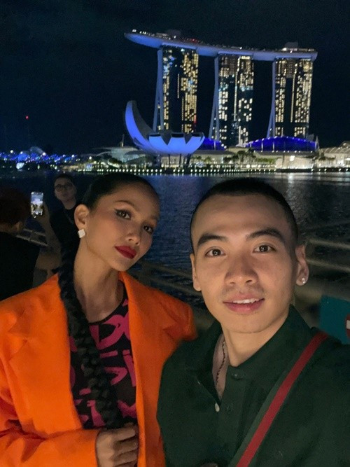 Tuấn Khôi thường xuyên tháp tùng H'hen Niê đi công tác nước ngoài. Ảnh: FB H'hen Niê.