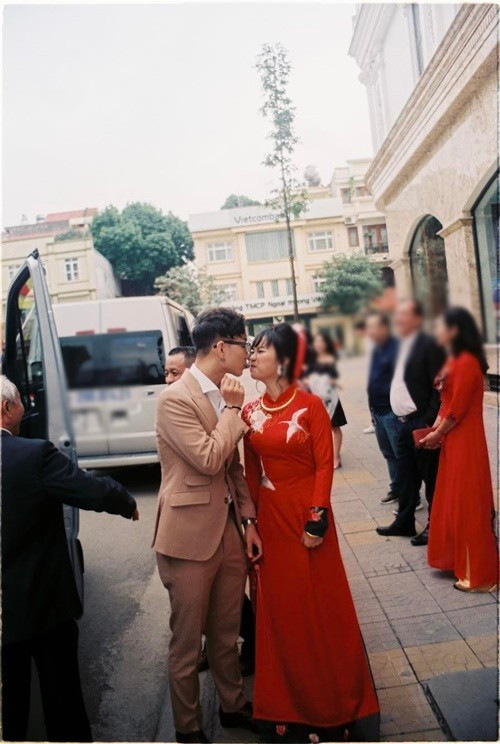 Trên trang cá nhân, ca sĩ Hoàng Dũng khiến nhiều khán giả chú ý khi đăng tải loạt ảnh ghi lại những khoảnh khắc đời thường bên bà xã Khánh Linh.