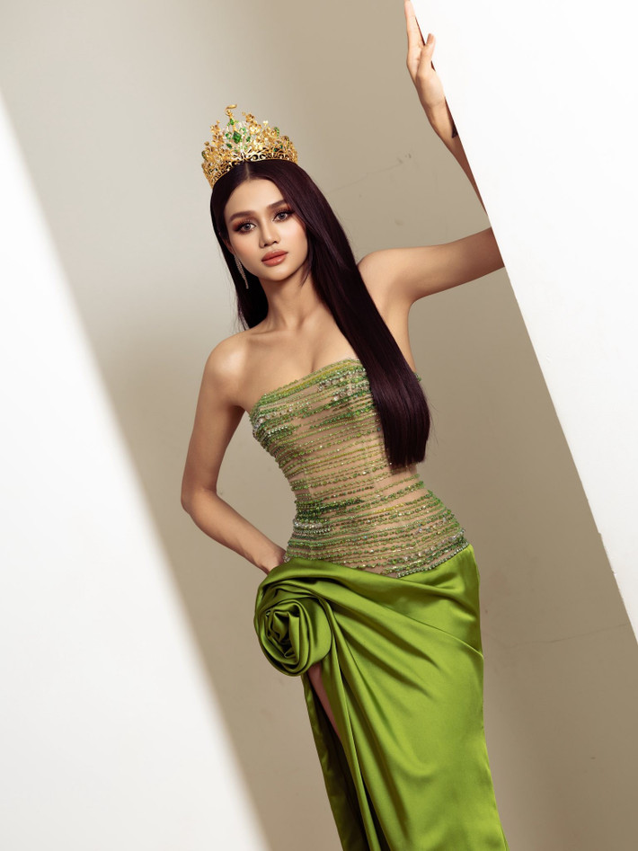 Thu Hiền gợi cảm, sắc sảo hơn sau 1 năm đoạt danh hiệu á hậu. Ảnh: FB Thu Hiền.