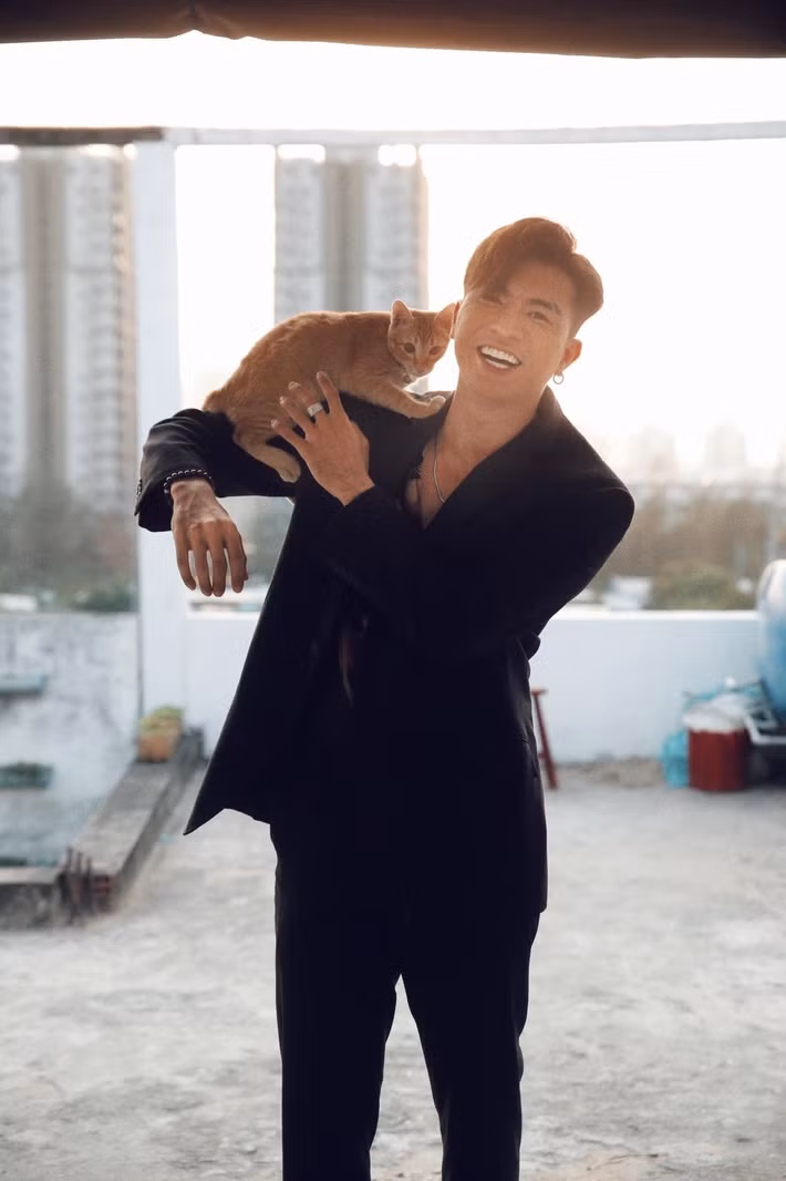 Nam diễn viên phim Mưa đỏ từng chia sẻ trên Thanh Niên Việt: "Tôi vui vì ba mẹ chưa bao giờ phản đối tôi theo nghề. Ba mẹ chỉ cần tôi thích, tôi vui là được chứ cũng không đặt kỳ vọng việc tôi phải nổi tiếng, phải thành công". Ảnh: FB Steven Nguyễn.