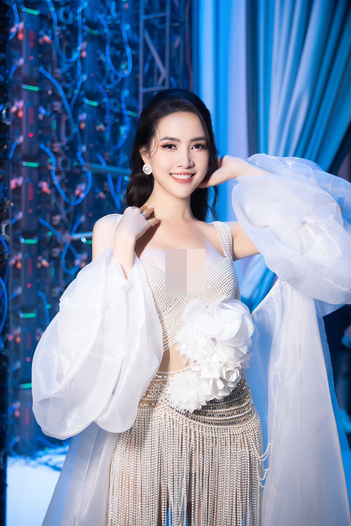 Phan Thị Mơ còn dí dỏm chia sẻ: "Thật không thể tin được, trong khi các bạn bằng tuổi mình đã có em bé, tôi vẫn nghĩ mình là em bé". Ảnh: FB Phan Thị Mơ.