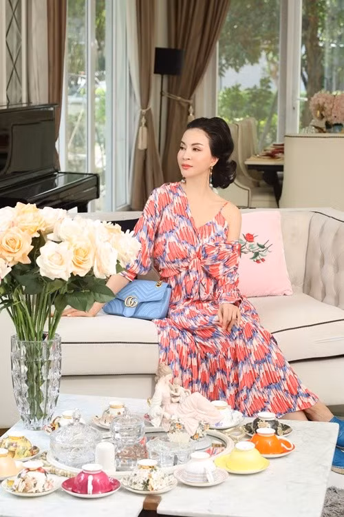 Vào showbiz, Thanh Mai đóng phim, làm MC, người mẫu. Nhiều năm qua, cô còn lấn sân kinh doanh. Thanh Mai hiện tại sở hữu khối tài sản "không phải dạng vừa". Ít năm qua, cô sống trong biệt thự triệu đô, rộng 800m2. Ảnh: FB Thanh Mai.