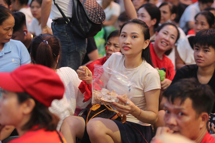 Một số bạn trẻ chuẩn bị các món ăn vặt yêu thích để nạp năng lượng.