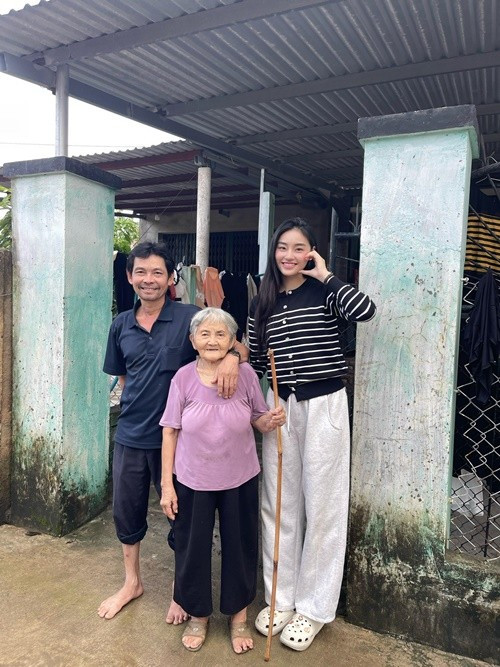 Trên trang cá nhân, Yến Nhi đăng tải hình ảnh bên gia đình ở Đắk Lắk. Cô bày tỏ: "Việc đầu tiên khi về tới nhà, cảm ơn vì gia đình vẫn an toàn". Trước đó, Yến Nhi chia sẻ về việc bố bị lật thuyền trong lũ. Ảnh: FB Yến Nhi.