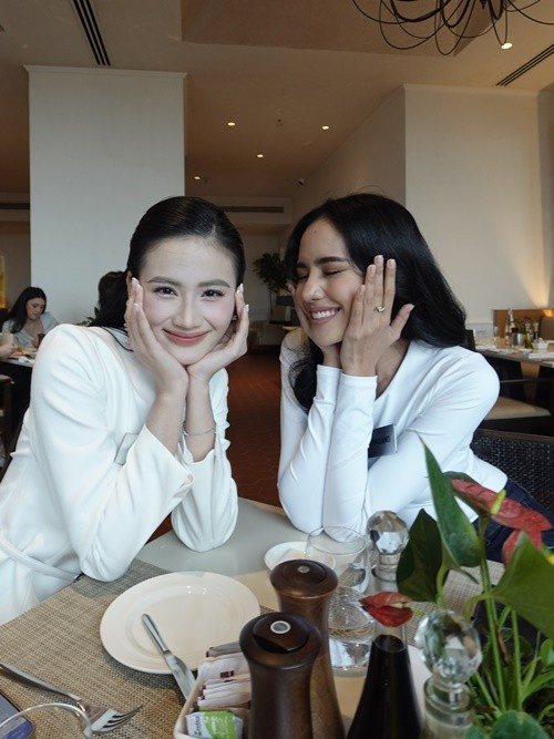 Hoa hậu Ý Nhi chia sẻ về chiến thắng của đại diện Thái Lan: "Tôi vô cùng xúc động và mừng cho bạn cùng phòng của mình - Opal đã đăng quang. Với tôi, đây là trái ngọt cho Opal sau hành trình nỗ lực không ngừng. Được biết và hiểu sâu hơn câu chuyện Opal từng vượt qua căn bệnh ung thư, tôi càng thêm đồng cảm và tự hào về Opal với kết quả này". Ảnh: FB Opal.