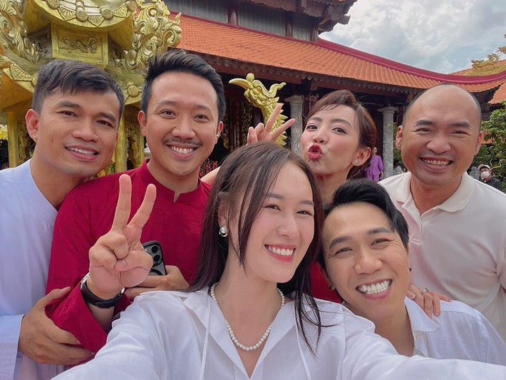 Thu Trang quý mến Trấn Thành ở sự nhiệt tình, khi cần giúp đỡ thì luôn sẵn sàng, ở Trường Giang là sự tận tâm, kỹ lưỡng, luôn hết lòng hết sức cho những công việc dù là nhỏ nhất. Ảnh: FB Tạ Anh Đức.