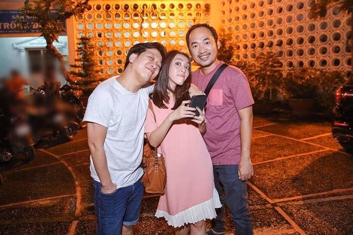 Về những lời đồn về tình bạn của Thu Trang - Trấn Thành - Trường Giang, Tiến Luật cho rằng cả ba không thay đổi. “Vẫn dõi theo, vẫn chơi đúng kiểu đúng nơi mà các bạn đã xuất phát. Ừ thì cũng có lúc bực lúc giận nhưng để chơi xấu, hạ bệ nhau thì bản thân tôi nghĩ không có”, Tiến Luật cho hay. Ảnh: Sức Khỏe Đời Sống.