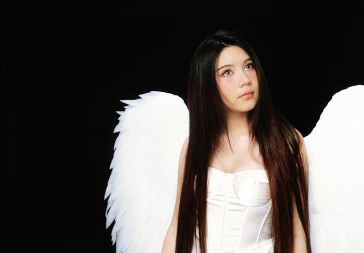 Không còn gắn với phong cách dễ thương, Hạt Dẻ dần thử nghiệm hình ảnh trưởng thành hơn qua cách lựa chọn trang phục và thần thái trước ống kính. Những thiết kế ôm dáng, trễ vai hoặc cắt xẻ nhẹ được cô ưu tiên, giúp tôn lên vóc dáng. Ảnh: Instagram Mai Thảo Ngọc.