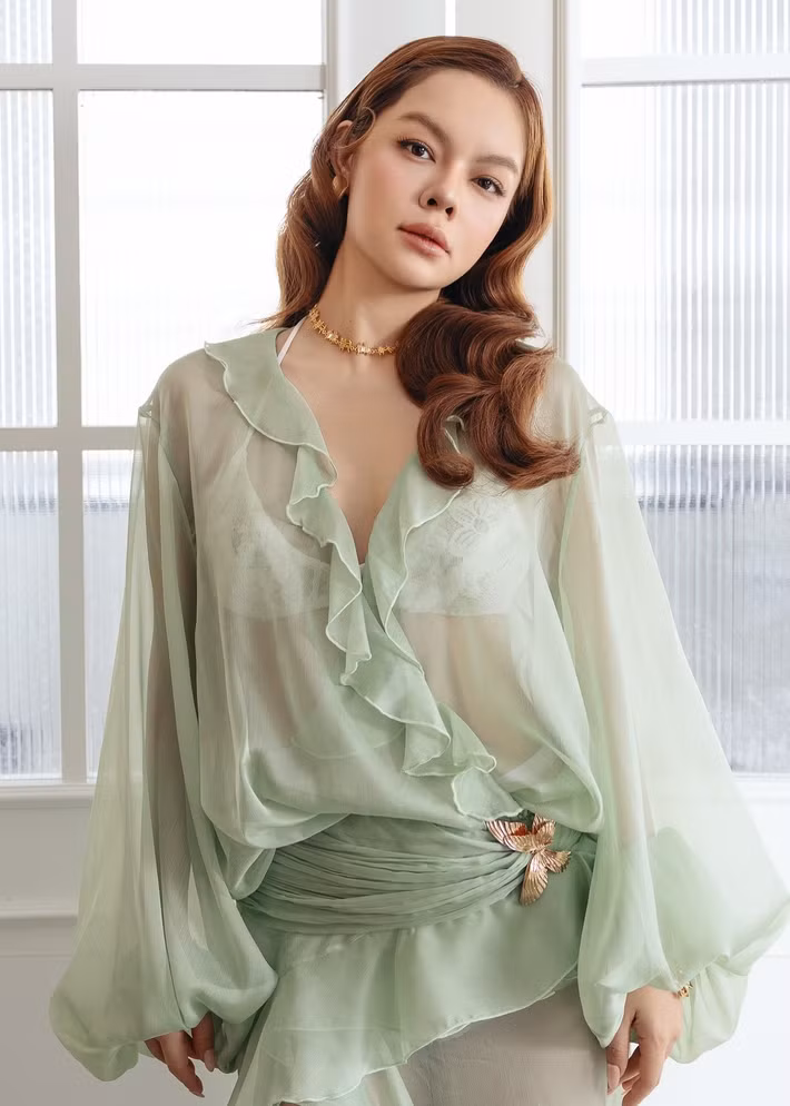 Phạm Quỳnh Anh tự tin diện trang phục xuyên thấu lộ nội y. Ảnh: FB Phạm Quỳnh Anh.