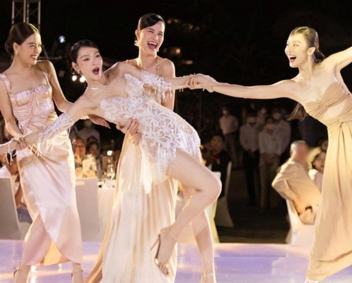 Đông Nhi cùng Hoàng Thùy Linh, Khả Ngân nhảy múa trong đám cưới của Minh Hằng. Ảnh: Dân Việt.