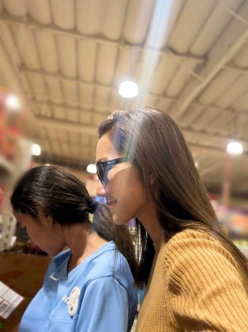 Ít ngày trước, đón sinh nhật, Kim Hiền gửi lời cảm ơn đến hai con. “Cảm ơn vì đã đến bên đời mẹ. Cảm ơn vì đã chọn mẹ, dù mẹ không hoàn hảo. Các con không biết rằng, chính tình yêu của các con đã giữ mẹ lại trong những lúc yếu lòng nhất. Một ánh nhìn, một cái ôm, hay chỉ cần các con ở đó là đủ để mẹ có thêm sức mạnh. Sinh nhật mẹ, nhưng món quà lớn nhất chính là được làm mẹ của các con”, cô viết. Ảnh: FB Kim Hiền.