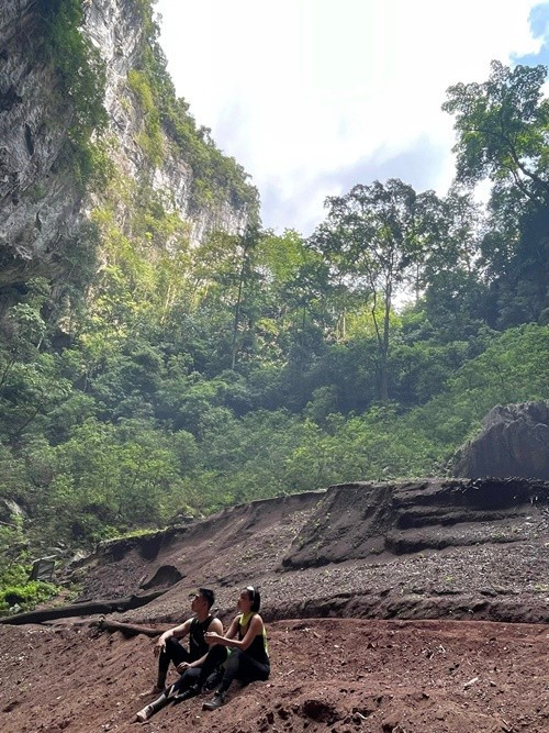 Băng Di và Đại Nhân có chuyến đi rừng trước khi nam ca sĩ sang Mỹ định cư. Ảnh: FB Băng Di.
