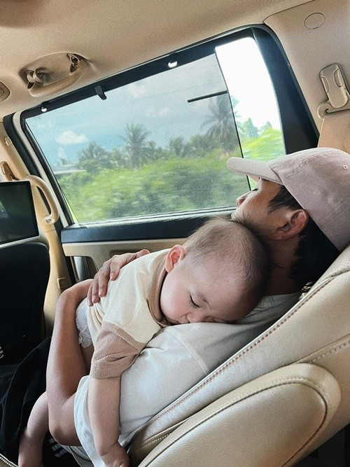 Tuệ Như đăng tải hình ảnh bé Hin ngủ trong lòng Hồ Quang Hiếu. Cô tâm sự: "Cả nhà cùng nhau về lại TP HCM để chuẩn bị cho ngày 19/9, vô tình chụp được ảnh hai cha con ôm nhau ngủ mình mới nhận ra, hạnh phúc thì ra đơn giản như vậy". Ảnh: FB Tuệ Như.